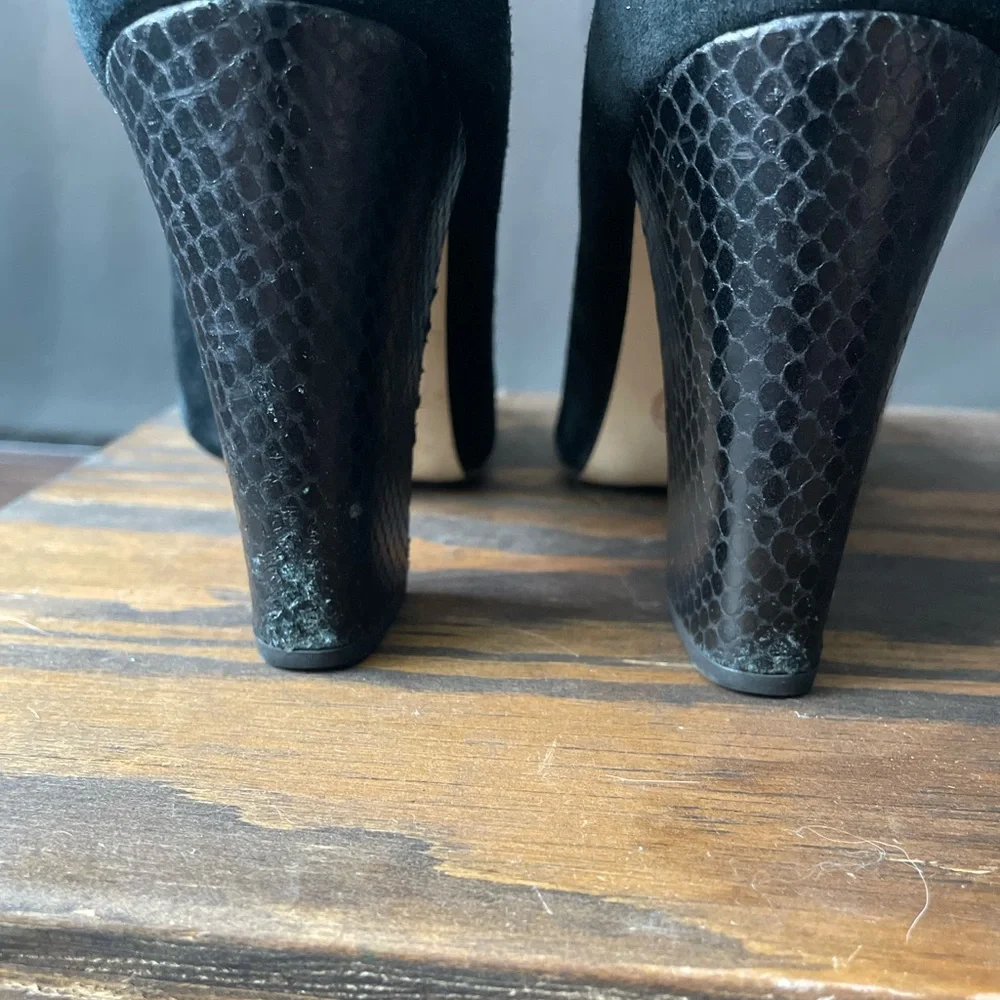 Women's Michael Kors Gloria Kiltie Pump - Picture 4 of 5